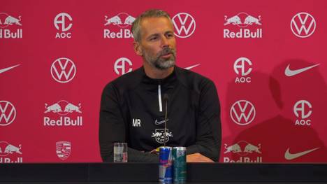 Würde Marco Rose seine komplette Startelf auf der Pressekonferenz bekanntgeben? Leipzigs Coach reagiert mit Humor.