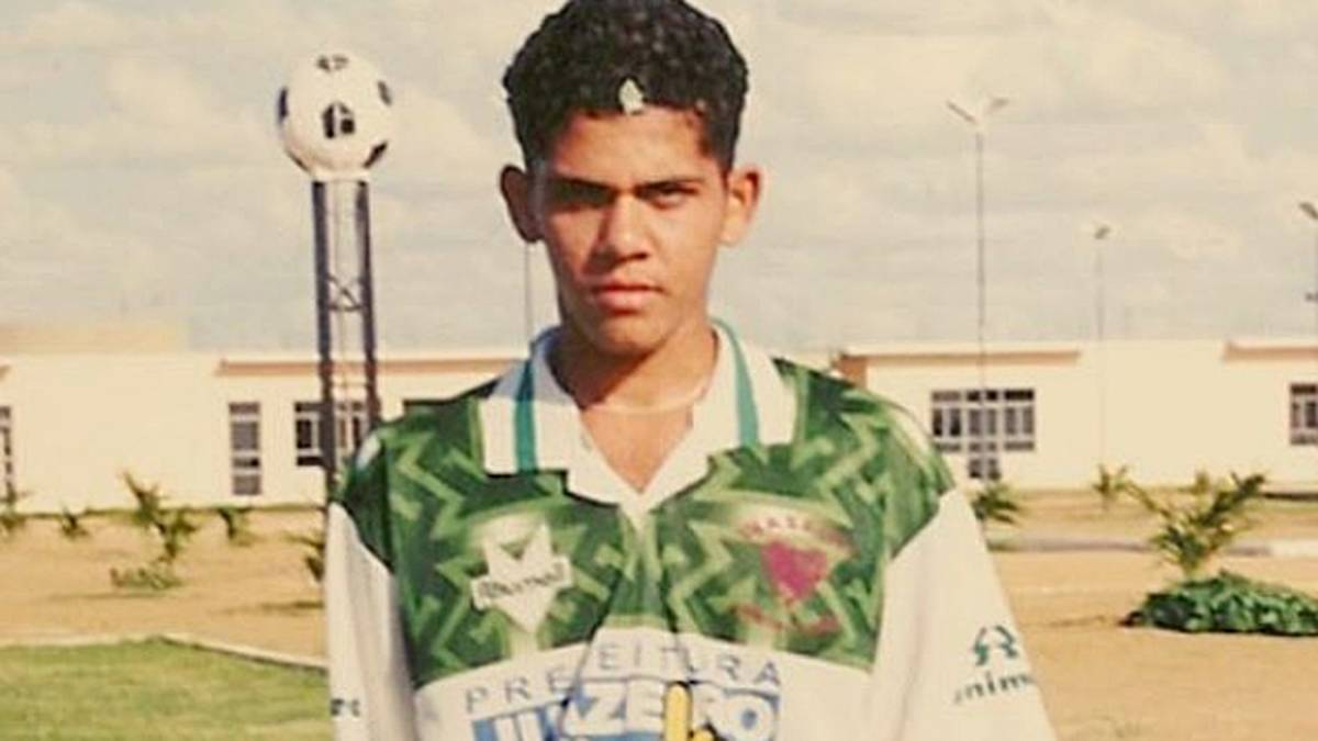 Dafür kann er nun ausnahmsweise einmal nichts: Das Trikot des SC Bahia zu Alves' Karriereanfängen verursacht beim Beobachter dennoch Augenschmerzen