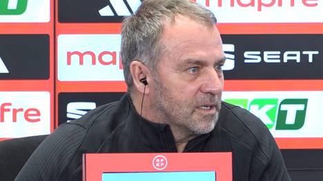 Vor dem Pokal-Duell mit Atlético Madrid ist Hansi Flick voll fokussiert auf den kommenden Gegner. Auf die Frage eines Reporters zu Atléticos Stadtrivalen Real reagiert der Deutsche genervt. 