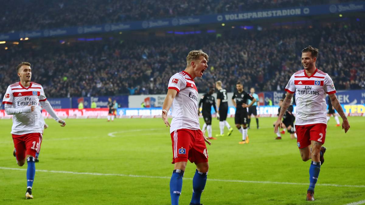 Kostic (65.) und Arp (69., Mitte) treffen für Hamburg zum 2:1 und 3:1