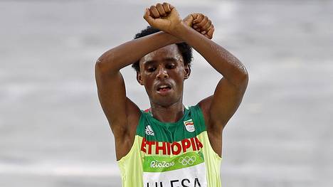 Der Äthiopier Feyisa Lilesa nutzt die Siegerehrung im Marathon für eine politische Botschaft