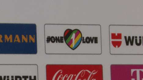 Der DFB hat auf den Ausstieg des Lebensmittelkonzerns REWE mit der Entfernung des Logos von allen Banden in Katar reagiert.  Statt des REWE-Logos prangt von jetzt an das „One Love“-Zeichen auf allen offiziellen Stellen. 