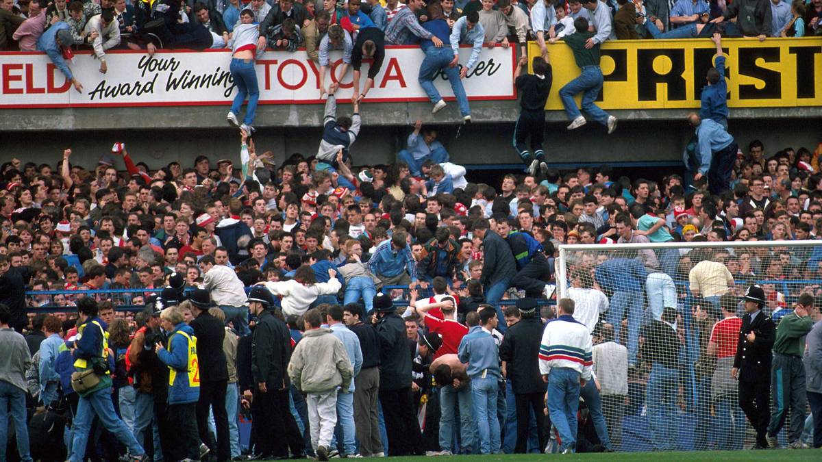 Nur knapp vier Jahre nach Heysel, am 15. April 1989, die nächste Tragödie: Im Halbfinale des FA Cups zwischen Liverpool und Nottingham Forest werden vor und auch noch während des Spiels zu viele Fans ins Hillsborough-Stadion in Sheffield gelassen. Zuschauer werden am Rand der Tribüne wurden durch die einströmenden Massen gegen den Sicherheitszaun gedrückt oder niedergetrampelt. Die Offiziellen bemerken die Katastrophe nicht, erst sechs Minuten nach Anpfiff bricht der Schiedsrichter das Spiel ab, als Menschen über die Sicherheitszäune klettern. 96 Menschen sterben
