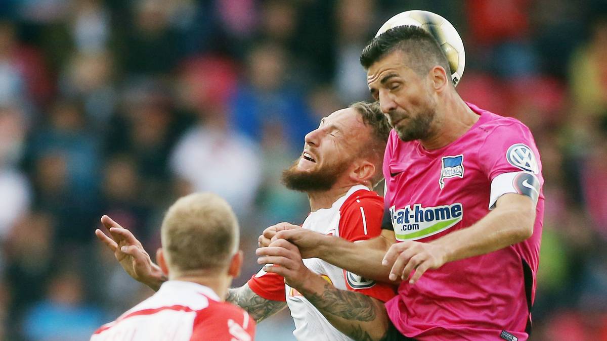 Die Gäste aus der Hauptstadt setzen dabei auch modisch Akzente. Vedad Ibisevic (r.) und Co. laufen in den gewöhnungsbedürftigen pinken Ausweichtrikots auf