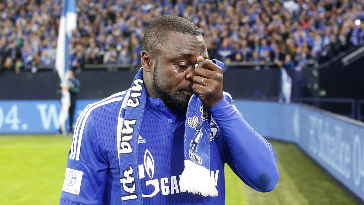 Asamoah vergießt dabei die eine oder andere Träne