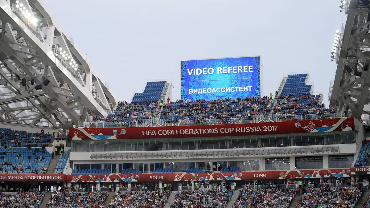 Schiedsrichter Mark Geiger lässt mit dem viel diskutierten Videobeweis noch einmal kurz überprüfen...