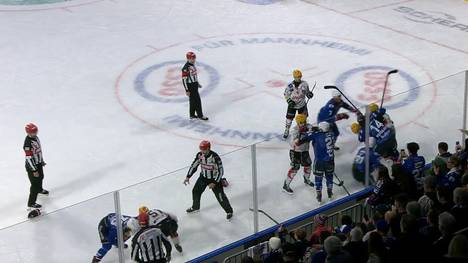 Spiel eins der Playoff-Serie zwischen den Adlern Mannheim und den Pinguins Bremerhaven. Eine emotionale Partie, die am Ende deutlich auf das Konto der Adler geht.