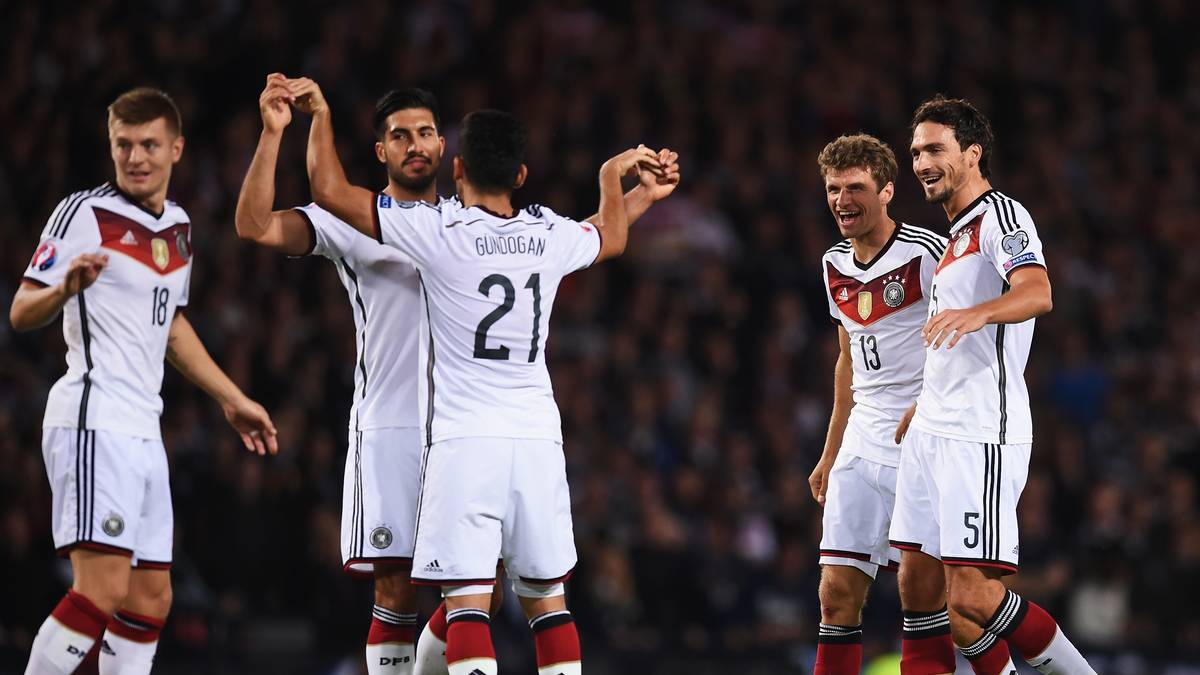 Auch Vorbereiter Emre Can (Mitte), der zuvor wunderbar von Götze in Szene gesetzt wurde, wird von den Teamkollegen geherzt. Jogi Löws Schützlingen sind wieder auf Kurs