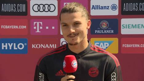 Marcel Sabitzer erzählt bei seiner Vorstellung beim FC Bayern von seinem ersten Probetraining mit 14 Jahren und spricht über seine Vorbilder in der Kindheit.