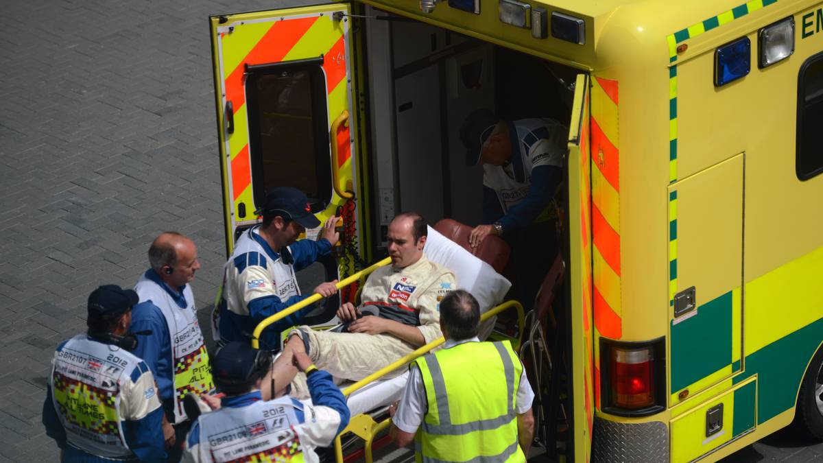 Ein Mechaniker muss ins Krankenhaus gebracht werden, zwei weitere werden zu ihrem Glück nur leicht verletzt