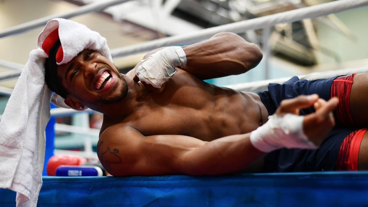 Joshua schenkt erstem Trainer BMW