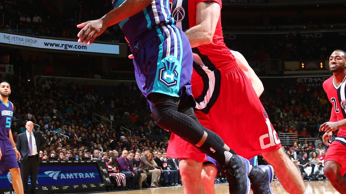 An die Hornets werden aber keine Geschenke verteilt. Marcin Gortat rückt Kemba Walker ziemlich unsanft auf die Pelle