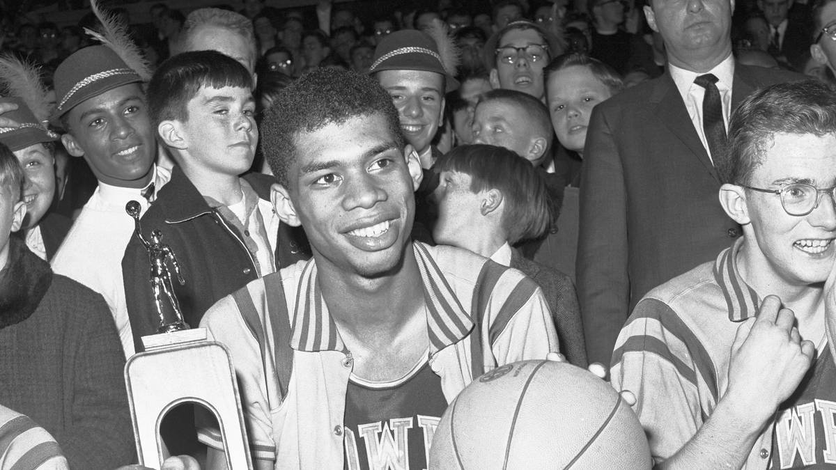 Kareem wurde als Ferdinand Lewis Alcindor Jr. in New York City geboren. Schon früh stach der kleine Lew heraus, mit neun Jahren war er bereits 1,73m groß. An der Highschool verlor er in drei Jahren nur zwei von 81 Spielen und erzielte über 2000 Punkte (damals Rekord in New York)