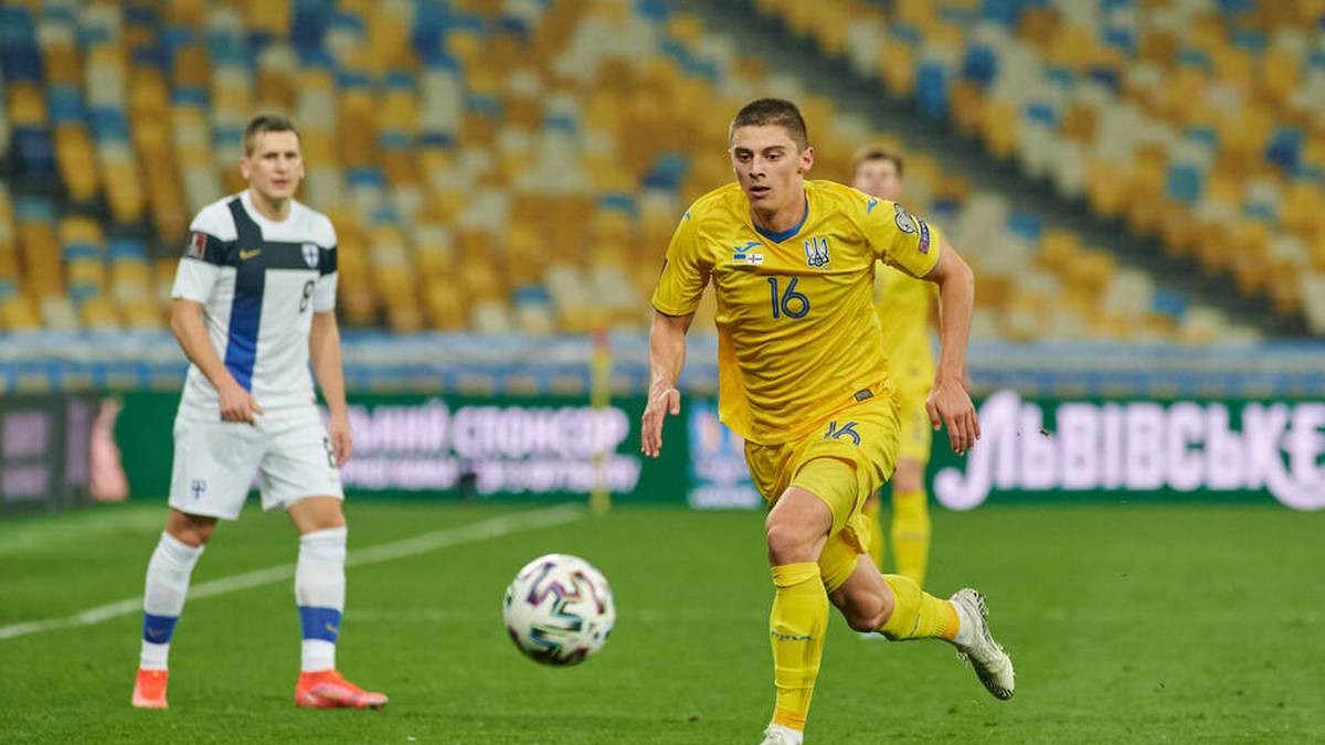 Die Ukraine spielt im klassischen gelb mit blauer Schrift. Besonderes Detail: Umrisse auf dem Trikot zeigen neben dem Grundriss des Landes auch die annektierte Krim und weitere Regionen. Dies sorgte für große Empörung auf russischer Seite.