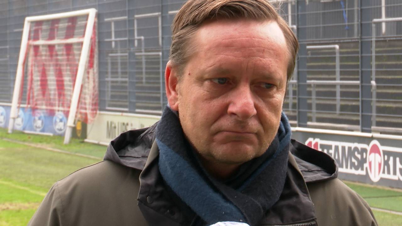 Kölns Geschäftsführer Horst Heldt gibt Trainer Markus Gisdol eine Jobgarantie