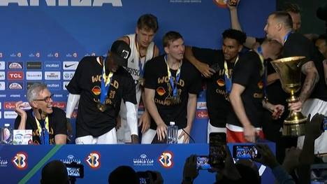 Das DBB-Team überraschte Trainer Gordon Herbert und Kapitän Dennis Schröder auf der obligatorischen Pressekonferenz.