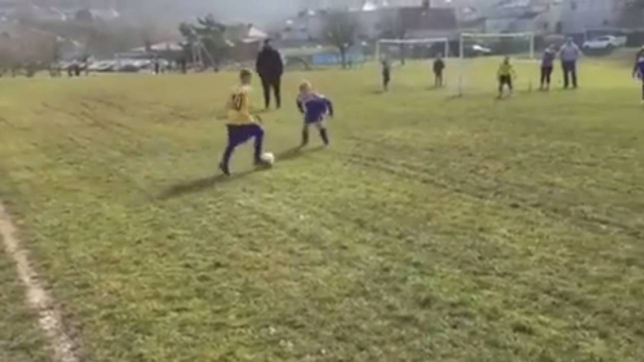 Nachwuchskicker zeigt Zidane-Trick