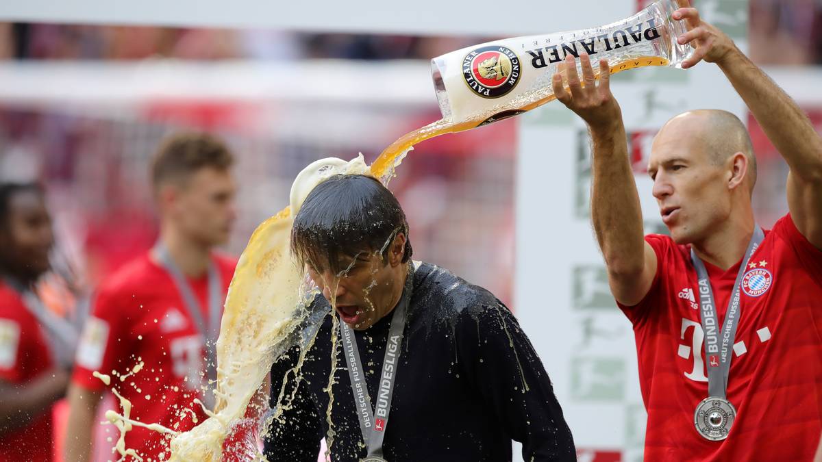 Die obligatorische Weißbierdusche darf natürlich nicht fehlen. Passenderweise eröffnet Arjen Robben den Paulaner-Reigen und schnappt sich seinen Trainer 