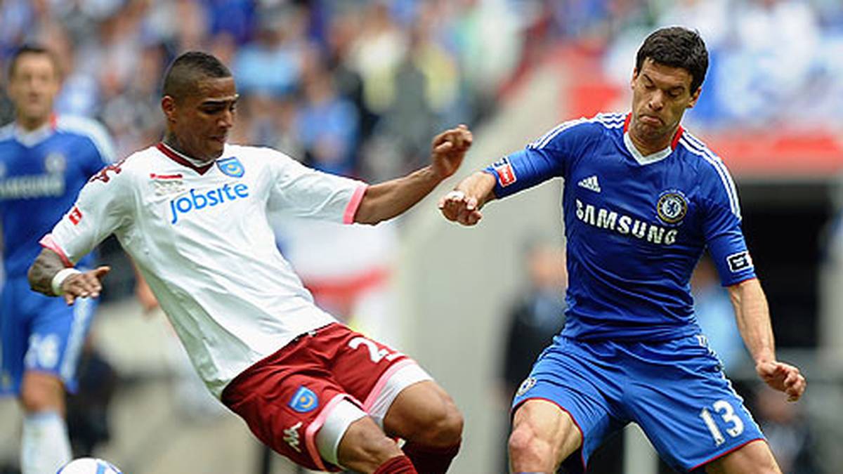 Im FA-Cup-Finale bekommt Ballacks internationale Karriere aber auch den entscheidenden Knick: Ballack verletzt sich bei einem rüden Foul von Kevin-Prince Boateng und verpasst die WM 2010