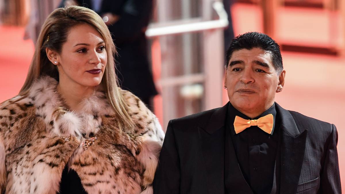 Diego Maradona bringt derweil seine Freundin Rocio Oliva mit nach Moskau 
