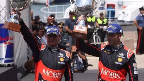 John Kennard (li) und Hayden Paddon (re.) feiern ihr bestes WRC-Ergebnis