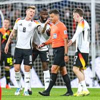 Das DFB-Team wirkt beim Sieg gegen Frankreich wie verwandelt und verdient sich den Auswärtserfolg vor allem in der zweiten Hälfte. Während Rückkehrer Toni Kroos sofort als Taktgeber überzeugt, zeigt Florian Wirtz sein bestes Spiel im DFB-Dress. Die Einzelkritik der deutschen Nationalspieler.