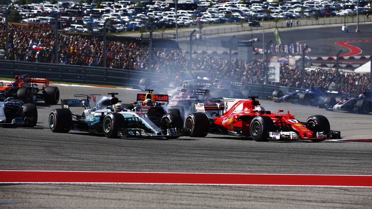 Vettel erwischt einen super Start und macht Druck auf Hamilton. In der ersten Kurve behält der viermalige Weltmeister die Oberhand und setzt sich vor den Briten