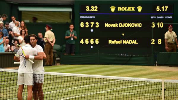 Novak Djokovic steht nach seinem dramatischen Halbfinal-Sieg über Rafael Nadal im Wimbledon-Finale