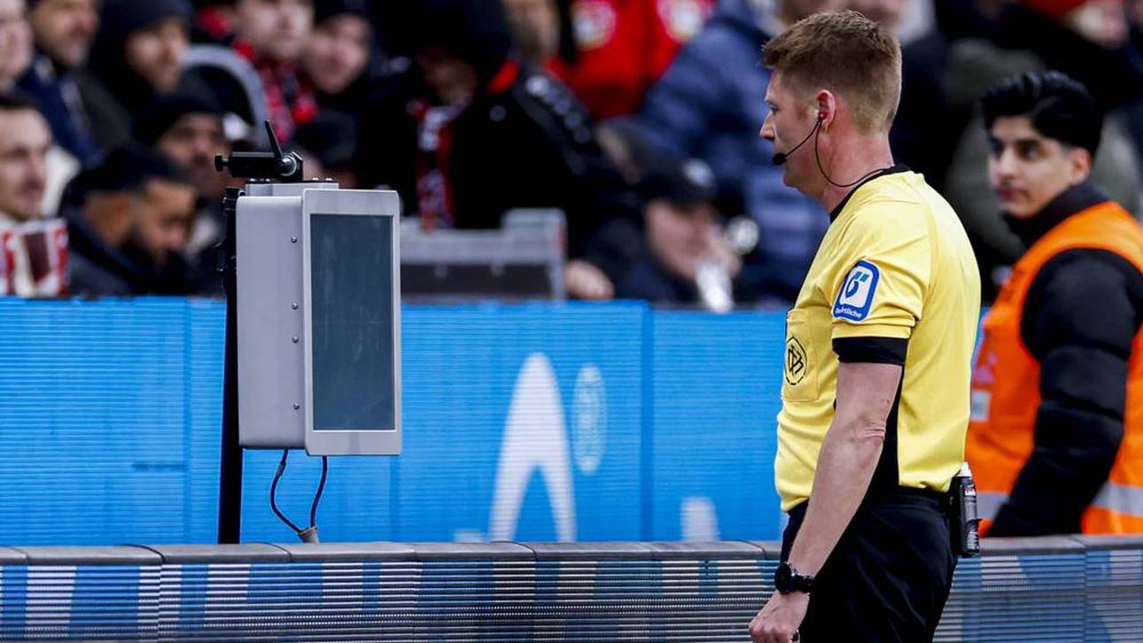 Schiedsrichter Christian Dingert am Monitor am Spielfeldrand