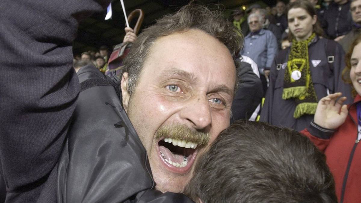 Im Dezember 2001 tritt Neururer sein längstes und erfolgreichstes Engagement bei einem Verein an. Mit dem VfL Bochum steigt er auf Anhieb in die Bundesliga auf