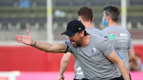 Magdeburg-Trainer Claus-Dieter Wollitz ist immer mit volle Einsatz dabei