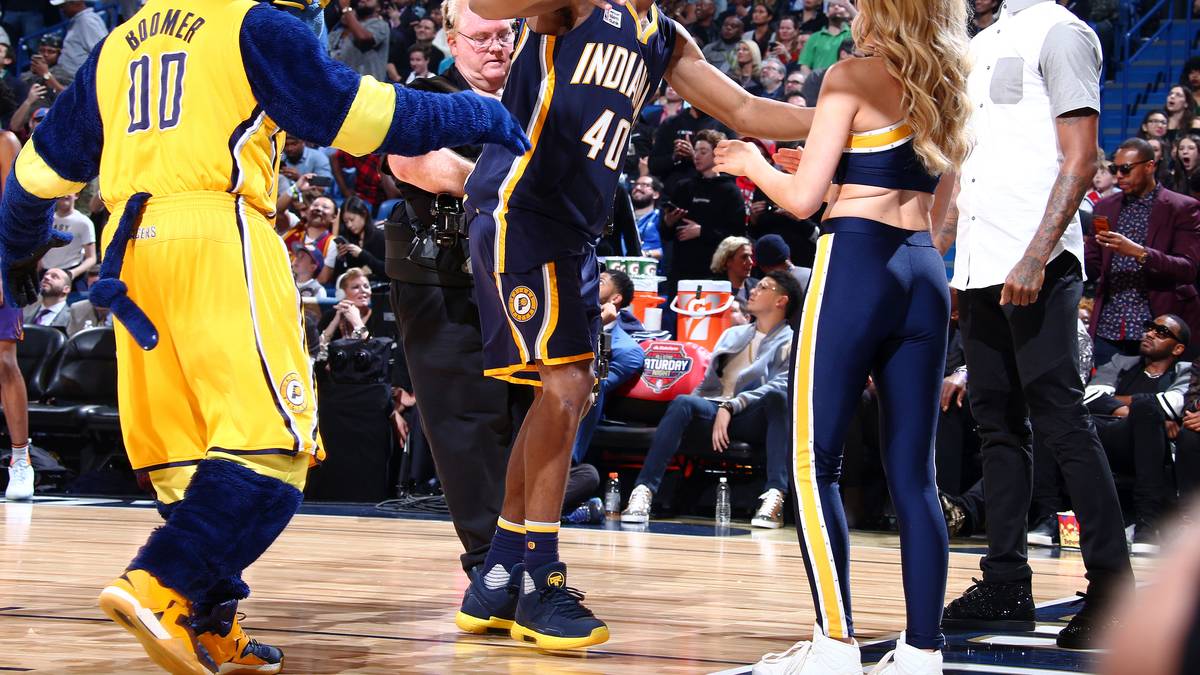 Robinson III weiß, bei wem er sich zu bedanken hat und zieht bei der Umarmung die Cheerleaderin dem Maskottchen überraschenderweise vor