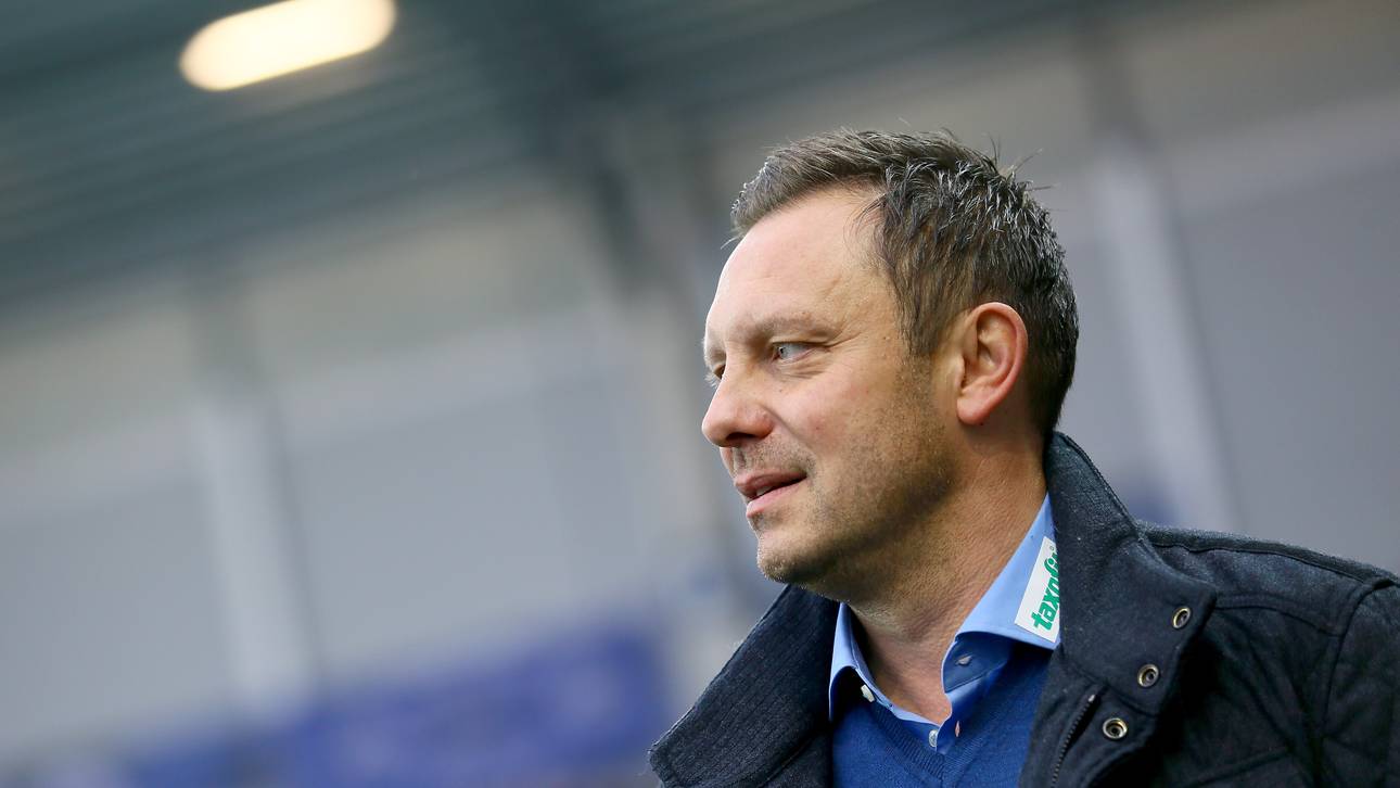 Andre Breitenreiter vom SC Paderborn guckt
