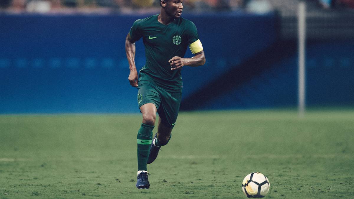 Das Ausweichtrikot Nigerias kommt deutlich schlichter daher und ist ganz in Dunkelgrün gehalten