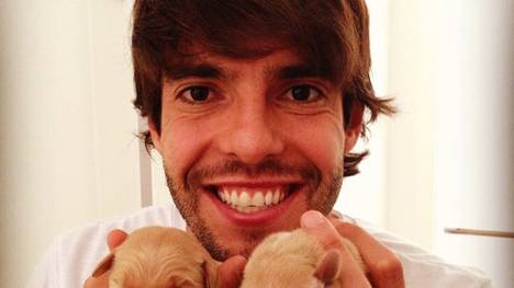 Kaka ist das glückliche Herrchen von drei neugeborenen Hunden.