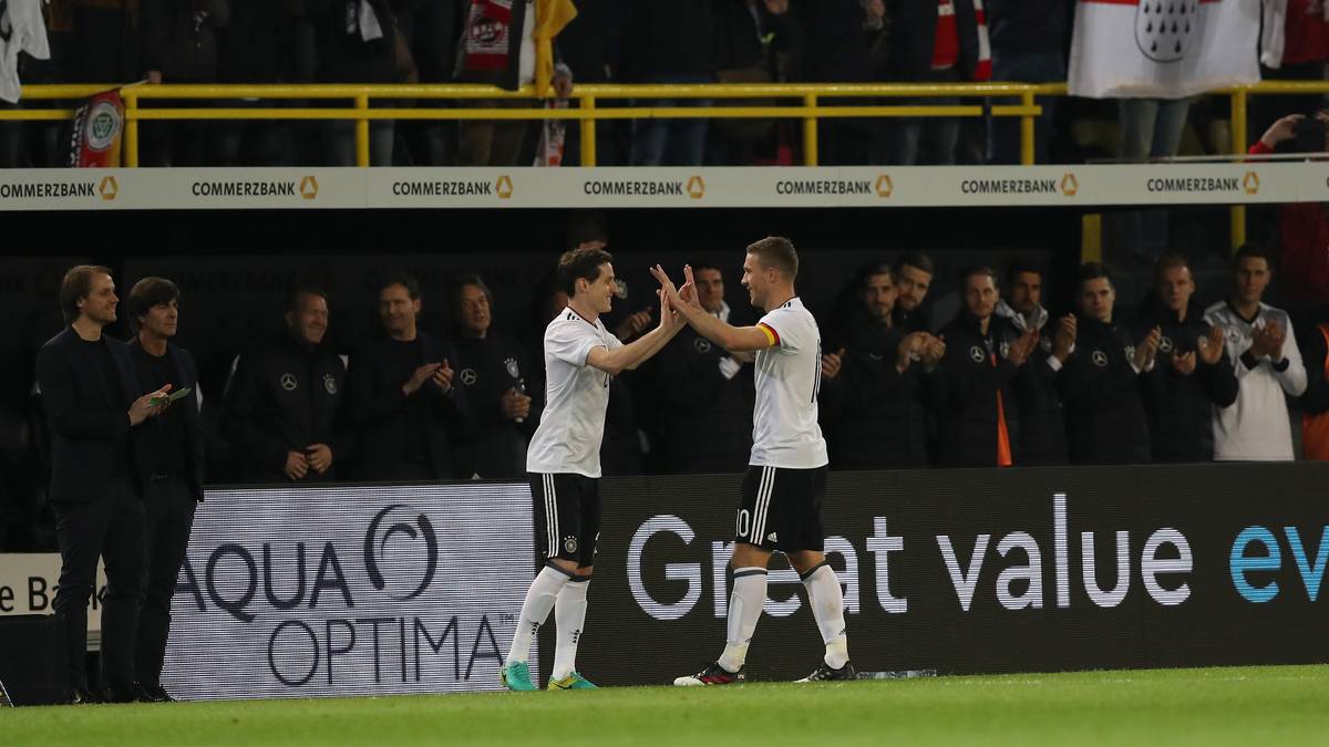 In der 83. Minute verlässt Podolski zum letzten Mal als Nationalspieler den Rasen...