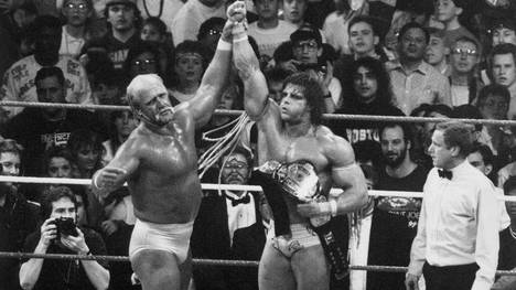 Der Ultimate Warrior (r.) besiegte 1990 bei WrestleMania VI Hulk Hogan
