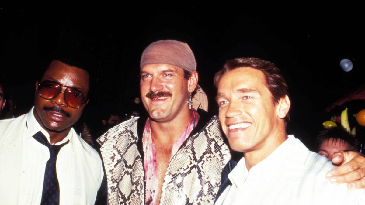 Jesse "The Body" Ventura (M.) war in der früheren WWF ein schillernder Wrestler und Kommentator. Spielte unter anderem mit Arnold Schwarzenegger in "Predator" und "Running Man" - und hat noch eine weitere Gemeinsamkeit mit ihm: Er war zwischen 1999 und 2003 Gouverneur von Minnesota