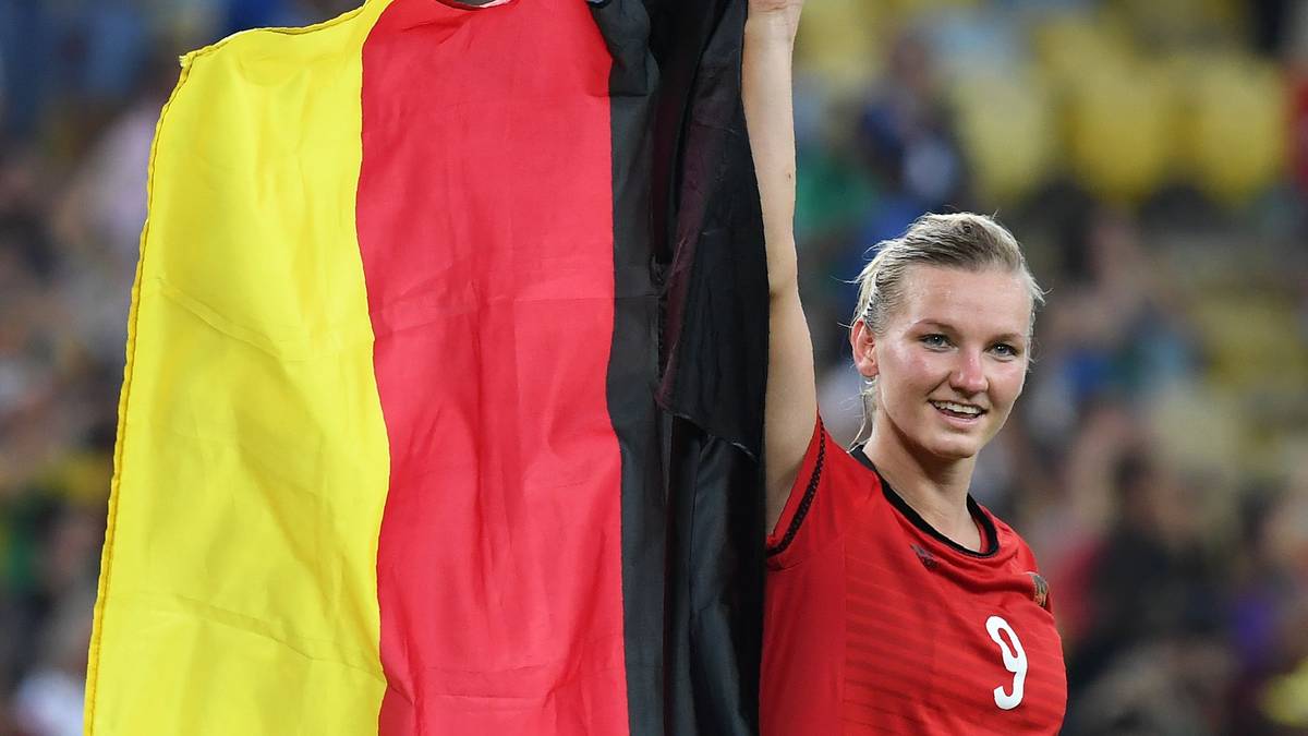 Auch im Nationalteam sorgt Popp für Furore. Mit der U17 wurde sie 2008 Europameisterin, in der U20 sogar Weltmeisterin, wobei sie bei der WM 2010 in jedem Spiel traf und für insgesamt zehn Turniertore den "Goldenen Schuh" als beste Torschützin und den "Goldenen Ball" als beste Spielerin des Turniers abräumte. Mit der A-Nationalmannschaft gelang ihr diesen Sommer der größte Triumph