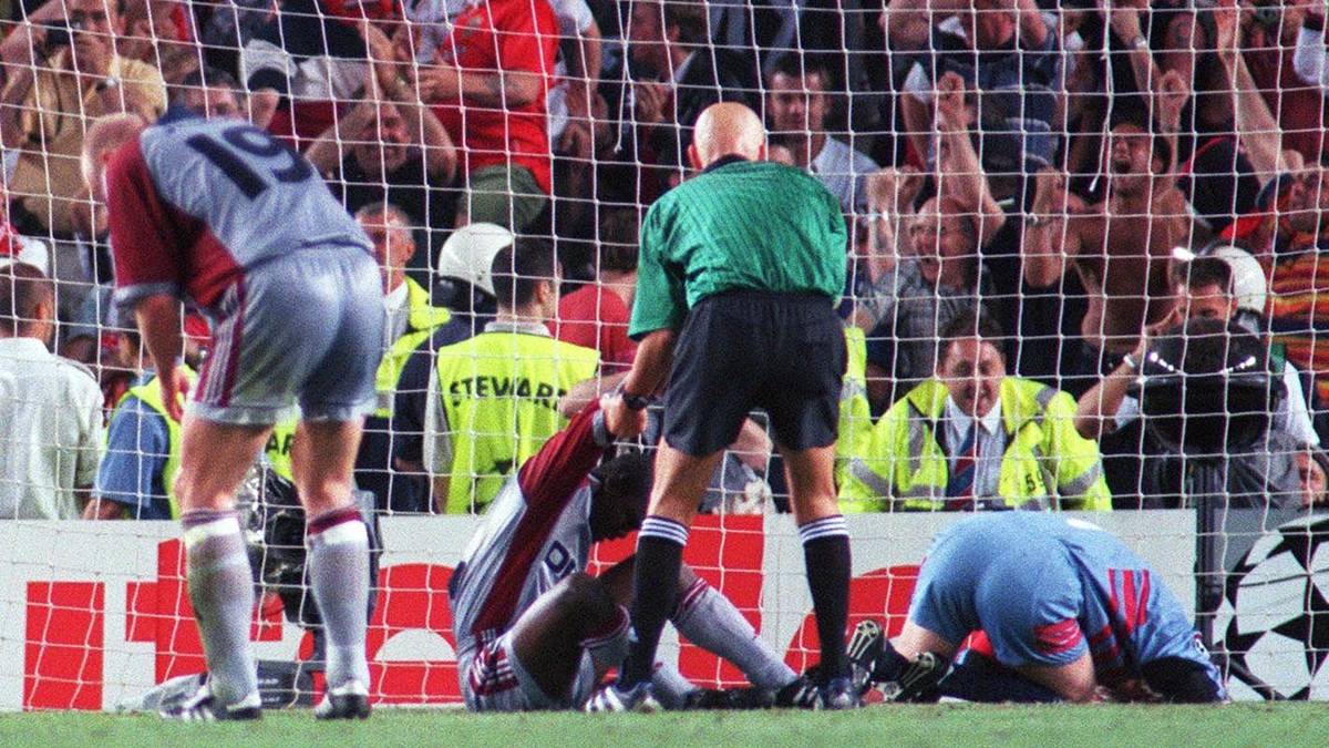 FC BAYERN 1999: Die Münchner sehen im Finale der Champions League in Barcelona nach einem Tor von Mario Basler wie der sichere Sieger aus. Dann geschieht das Unglaubliche: Teddy Sheringham gleicht für Manchester United in der 91. Minute nach einer Ecke von David Beckham aus...