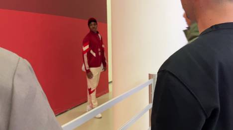 War das Spiel gegen Slovan Bratislava das letzte von Mathys Tel im Trikot des FC Bayern? Nach dem Spiel gibt es emotionale Szenen um den Franzosen, anschließend wird er auf seine Zukunft angesprochen.