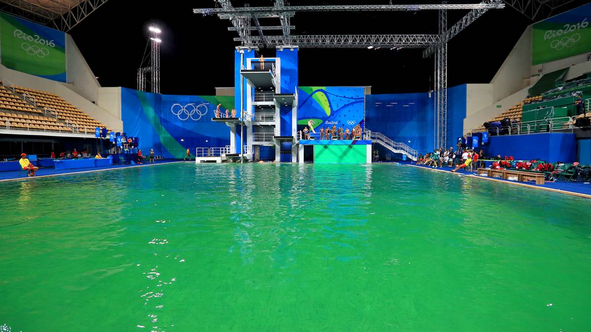 Die Gesundheit der Sportler sei aber nicht gefährdet gewesen, heißt es. Die Athleten selbst klagen, das Wasser sei zu warm und schmutzig gewesen. Der Weltverband FINA gab später an, dass ein defekter Wasserfilter die Ursache für das Verfärben des Wasser sein könnte