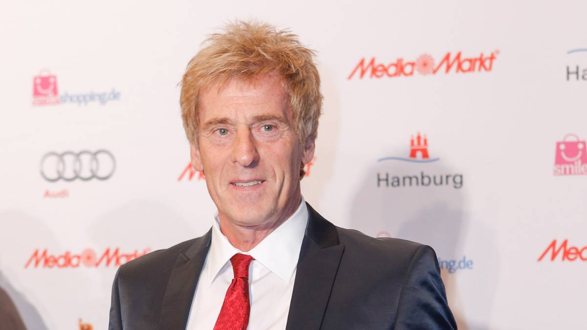 ULI STEIN (TRAINER): Wurde mit Manfred Kaltz 1983 Europacup-Sieger mit dem HSV. Jetzt gibt er dem Team Deutschland Tipps, wie man Mannis Bananenflanken verhindern könnte