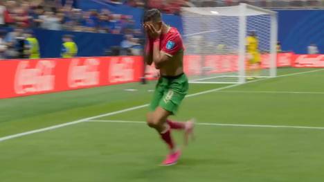 Soufiane Rahimi trifft zum 3:2 für Marokko. Ein emotionaler Moment für den Offensivmann, der seine Tränen im Anschluss nicht mehr zurückhalten kann. Wegen mentaler Probleme hatte er seine Fußballkarriere eigentlich schon beendet. Nun ist er zurück - und wie!