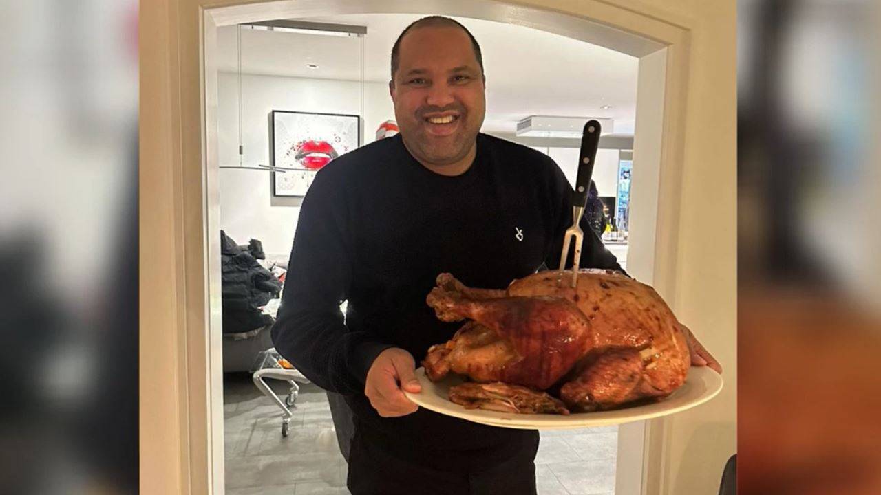 Weihnachtsmänner, Riesen-Braten und Ugly Sweater: Die Weihnachtsgrüße der Stars