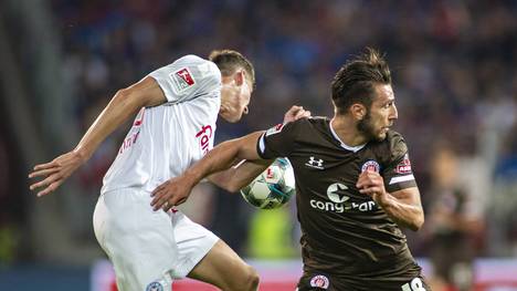 Holstein Kiel (weiß) und der Fc St. Pauli treffen im Montagsspiel der 2. Bundesliga aufeinander