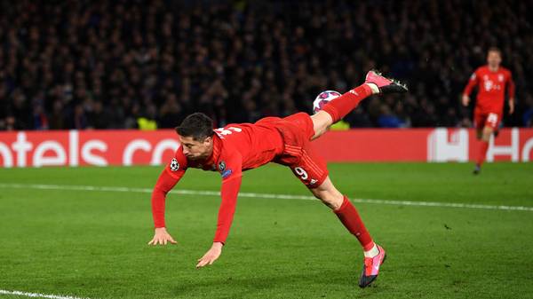 LONDON, ENGLAND - FEBRUARY 25: Robert Lewandowski of Bayern Munich attempts a scorpion kick during the UEFA Champions League round of 16 first leg match between Chelsea FC and FC Bayern Muenchen at Stamford Bridge on February 25, 2020 in London, United Kingdom. (Photo by Mike Hewitt/Getty Images)