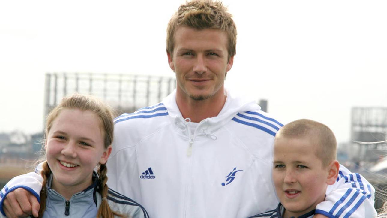 David Beckham (l.) mit dem noch sehr jungen Harry Kane (r.)