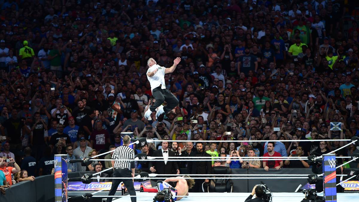 ... ein Shooting-Star-Press-Salto vom obersten Ringseil geht aber krachend ins Leere