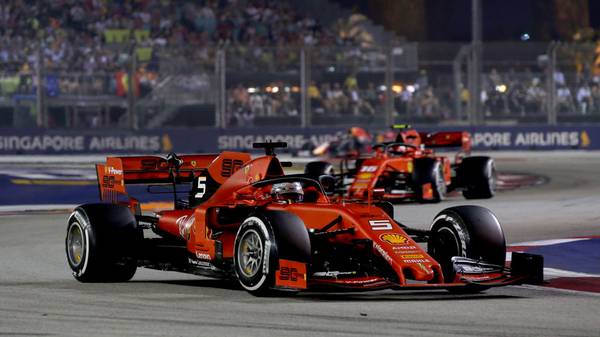 Sebastian Vettel (vorne) und Charles Leclerc liefern sich aktuell ein hitziges Duell um die Nummer 1 bei Ferrari